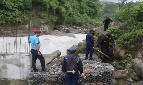 प्रहरीबाट लखेटिएका सन्तोष जब सेतीमा हेलिए